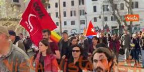 Parte il coro 'Free Palestine' al corteo No Kings a Roma