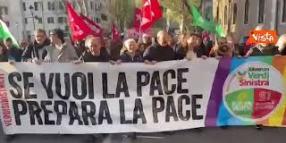 Striscione di Avs 'Se vuoi la pace prepara la pace' alla manifestazione No Kings a Roma