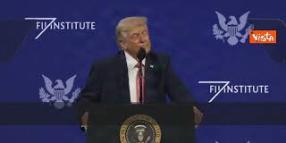 Finta gaffe di Trump: Devono riaprire lo Stretto di Trump... Volevo dire Hormuz