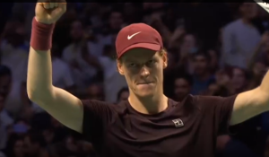 Masters 1000 Parigi, Sinner batte Auger Aliassime per 6-4, 7-6: con questa vittoria è di nuovo numero 1 al mondo - VIDEO match point