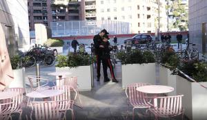 Milano Banlieue, donna 43enne accoltellata alla schiena con lama da 25cm in piazza Gae Aulenti, aggressore in fuga – VIDEO