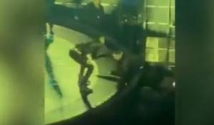 Ballerino di Lady Gaga cade gi&ugrave; dal palco durante il concerto a Sidney a causa del pavimento bagnato, la cantante interrompe l'esibizione per aiutarlo - VIDEO
