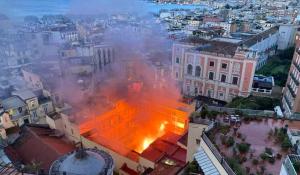 Napoli, incendio al Teatro Sannazzaro, a fuoco la cupola, ipotesi rogo scaturito da cortocircuito, 4 persone intossicate &ndash; VIDEO