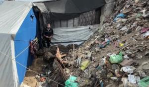 Gaza, 4000 palestinesi nel campo di al-Taawun vivono tra rifiuti, topi, e ordigni inesplosi: infezione da scabbia diffusa - VIDEO