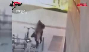 Accoltellamento a Milano in piazza Gae Aulenti, il VIDEO dell'aggressione: l'uomo si avvicina e le sferra una pugnalata sulla schiena