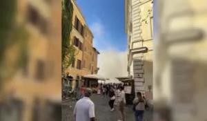 Fori Imperiali, crolla parte della Torre dei Conti in fase di ristrutturazione, 4 operai salvi e uno sotto le macerie, cedimento durante soccorsi - VIDEO
