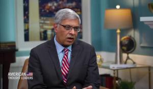 Vaccino Covid, dr Bhattacharya: "Molte persone inoculate hanno riportato danni, ma il sistema li ha manipolati a pensare di non averne" - VIDEO