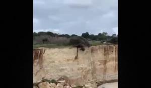 Crolla l'Arco dell'Amore di Melendugno a causa del ciclone Oriana, il simbolo del Salento si sbriciola la notte di San Valentino - VIDEO