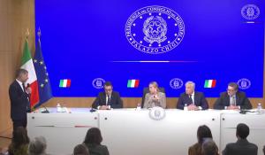 Manovra, Meloni lascia la conferenza stampa: "Siamo fuori tempo massimo, vi lascio Giorgetti", e gli augura "in bocca al lupo" - VIDEO