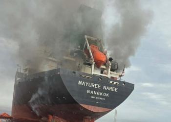 Stretto di Hormuz, 3 navi squarciate da mine iraniane, Pasdaran: "Greggio a $200 a barile", Trump verso exit strategy: "Guerra finir&agrave; presto"