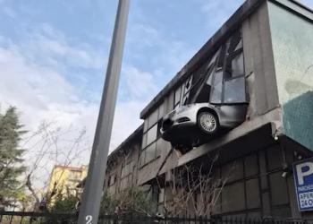 Milano, 84enne rimasto sospeso con auto a 8m d&rsquo;altezza dopo manovra sbagliata in autorimessa al primo piano, sfondato muro vetrato - VIDEO