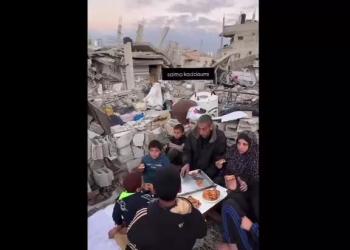 Gaza, una famiglia mangia tra le rovine della sua casa bombardata dall'Idf vicino alla linea gialla - VIDEO