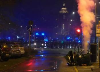 Torino, guerriglia urbana dopo corteo pro Askatasuna, lanciate bombe carta e auto incendiate, 31 agenti feriti, 2 arresti, 3 denunce - VIDEO