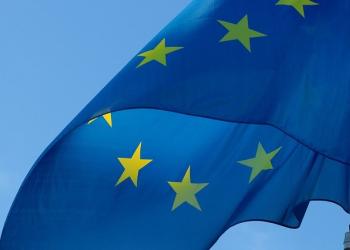 Olimpiadi Milano Cortina 2026, sequestrata bandiera UE a 12enne, addetta sicurezza: &ldquo;Simbolo politico&rdquo;, Fondazione: &ldquo;Ci scusiamo&rdquo;