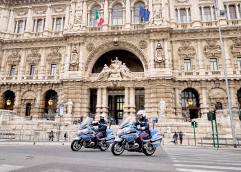 Terapia familiare, sentenza della Cassazione: il giudice non ha potere di imporre trattamenti terapeutici a genitori, pu&ograve; suggerirli