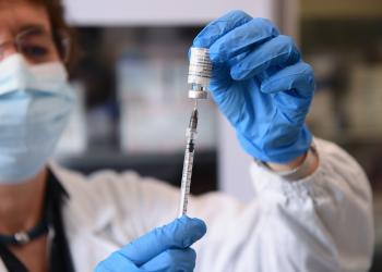 Vaccini anti-COVID-19 a mRNA e tumori: lo studio pubblicato dopo 16 rifiuti che riapre il dibattito scientifico sulla sicurezza