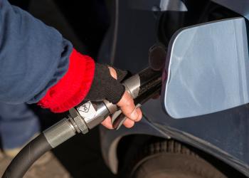 In Italia il carburante costa sempre pi&ugrave;: paghiamo il conto di guerre che non abbiamo combattuto e di disastri che non abbiamo causato