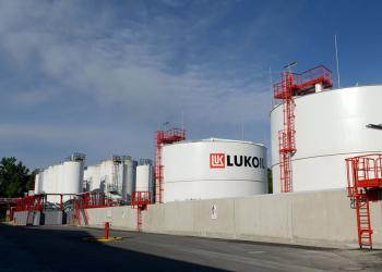 Petrolio russo, deroghe americane e crisi energetica: l&rsquo;Europa tra sanzioni a Mosca e dipendenza strategica da Washington