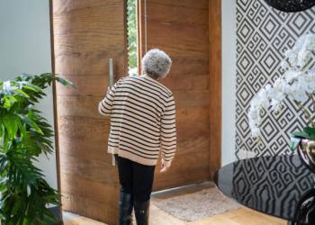 Milano, 10 italiani denunciati per 1200 truffe a danno di anziani: si presentavano in casa e obbligavano a comprare prodotti fino a 7mila&euro;