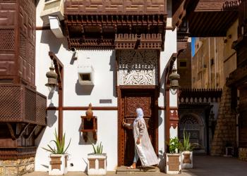 L&rsquo;Islam pi&ugrave; duro va in crisi se si tratta di soldi: l&rsquo;Arabia Saudita scopre l&rsquo;alcol selettivo, potranno bere gli stranieri ricchi