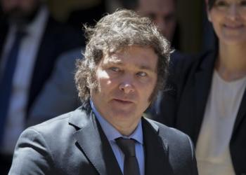 Argentina, cos'&egrave; la riforma del lavoro di Milei: "Assunzioni flessibili e fino a 12 ore di lavoro al giorno", sindacati verso sciopero generale