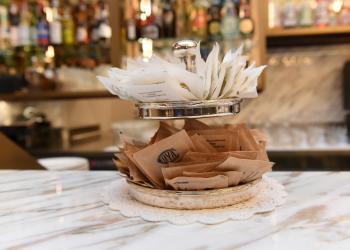 Addio a bustine di zucchero di plastica nei bar, l'ennesima decisione dell'Ue che interviene sui dettagli e non sui problemi reali