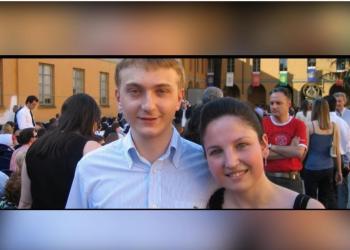 Garlasco, "Chiara Poggi uccisa sul divano con due armi mezz'ora dopo colazione, spunta foto di Alberto Stasi senza graffi"