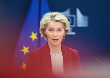 Ursula von der Leyen: "La pace &egrave; finita, prepararsi a guerra ibrida"; l'Europa pronta a combattere contro la Russia di Putin?