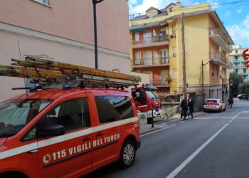 Ronco Scrivia, brucia auto ibrida nel garage di un condominio, un anziano morto e tre persone intossicate