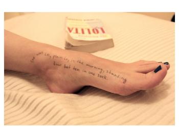 Caso Epstein, dem insistono e diffondono immagini di Bill Gates, Chomsky e Bannon; foto di piedi e sms su "traffico" di ragazze - GALLERY