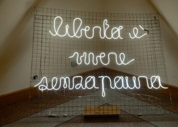 L'opera di Diego Tomasoni alla Mostra "Alice non ha paura"