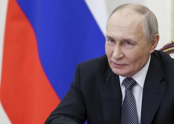Vladimir Putin pronto a certificare legalmente di non voler invadere l'Europa: ritorna la favola del lupo e dell'agnello