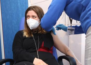 Vaccino Covid Pfizer, somministrate 6 dosi a 23enne Virginia, iniettata preparazione intera e non diluita, infermiera condannata ma nessun risarcimento danni