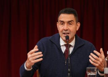 Vannacci evapora dalla Lega e partorisce se stesso: acido patriottico, divise immaginarie e l&rsquo;ennesima allucinazione chiamata destra