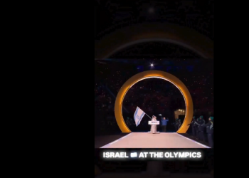 Olimpiadi Milano-Cortina, delegazione israeliana accolta da fischi e pochi applausi per la sua presenza ai Giochi: "Vergogna" - VIDEO