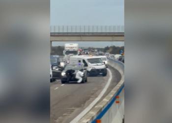 Assalto a portavalori sulla Brindisi-Lecce, camion in fiamme e sparatoria con i carabinieri, arrestati due membri della banda - VIDEO della rapina