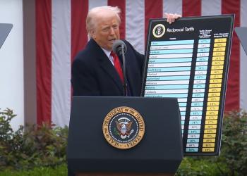 Corte suprema Usa boccia dazi globali di Trump, 6 s&igrave; e 3 no: &ldquo;Il tycoon non ha il potere di imporli senza approvazione Congresso"