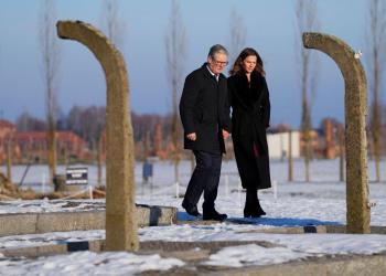 Moglie Starmer ebrea, primo ministro Uk volato in Polonia con i figli, visita a casa bisnonni giudei a Varsavia &ldquo;scappati dai nazisti&rdquo;