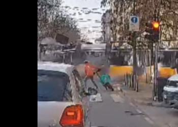 Tram linea 9 deragliato a Milano, il VIDEO dell'incidente e dello schianto contro un palazzo, rider salta dalla bici per scansare il mezzo