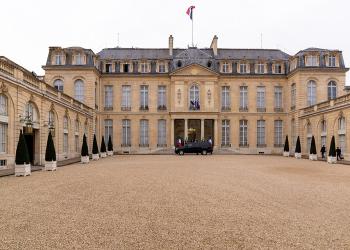 Francia, rubati circa 100 piatti di porcellana da Eliseo dal valore di &euro;377mila, apparsi in vendita su Vinted e Facebook