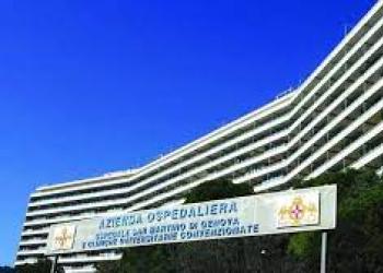 Genova, attraversa la strada fuori dalle strisce mentre passa il bus, l'autista frena e cinque passeggeri finiscono in ospedale