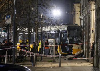 Tram deragliato a Milano, indagato l&rsquo;autista per disastro ferroviario, omicidio colposo e lesioni, sequestri in sede Atm