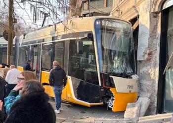 Tram deragliato a Milano, prende corpo pista errore umano: ipotesi uso del cellulare mentre il conducente era alla guida
