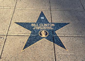 Usa, spunta &ldquo;Epstein Walk of Shame&rdquo; vicino Casa Bianca, stelle con nomi vip in rapporti con Jeffrey: da Clinton a Gates a Musk