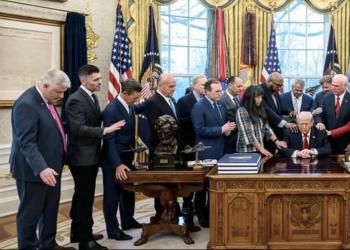 Trump presidente messianico, guerra contro l&rsquo;Iran parte di un &ldquo;piano divino&rdquo;, invocato aiuto di Dio per raggiungere la pace