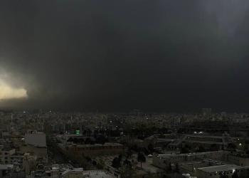 Iran, allarme pioggia acida a Teheran dopo raid Usa-Israele su siti petroliferi, protezione civile: "Dannosa per pelle e polmoni"