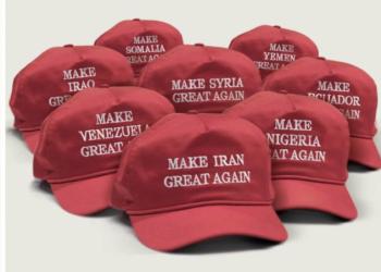 8 cappelli rossi MAGA in copertina sul TIME il 23 marzo, berretti simbolo degli 8 paesi invasi da Trump: da Venezuela a Iran