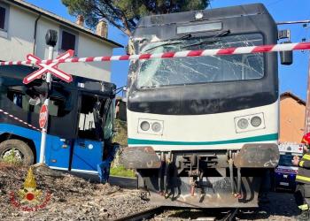 Incidente Viterbo, scontro tra treno e autobus Cotral in un passaggio a livello senza barriere, 40 persone a bordo, 5 feriti - VIDEO