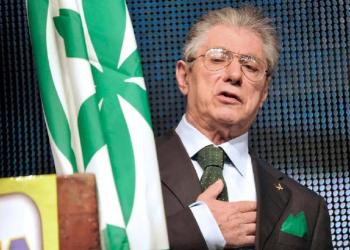 Addio a Umberto Bossi, morto ad 84 anni il fondatore della Lega Nord, nel 2004 l&rsquo;ictus, ieri il ricovero in terapia intensiva