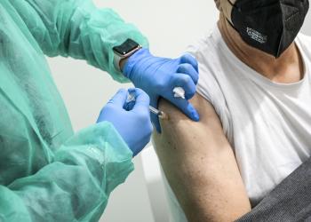 Vaccino Covid, tribunale di Belluno dispone risarcimento danni di 200mila &euro; per 60enne: difficolt&agrave; a deambulare e annebbiamenti